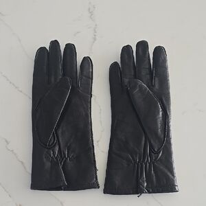 Fownes Elegant Black Leather Gloves